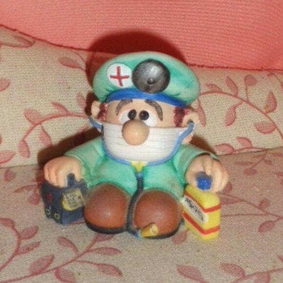 SOLD!   SOLD!!    THE HATZ-2.5" DR QUAKER CERAMIC DOCTOR FIGURINE-EXCELLENT - Picture 2 of 4